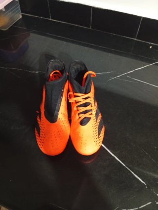 Scarpe da calcio arancioni e nere