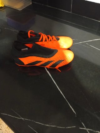 Scarpe da calcio arancioni e nere