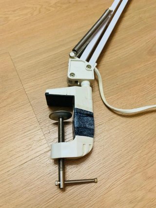 Lámpara articulable para fijación a mesa de dibujo