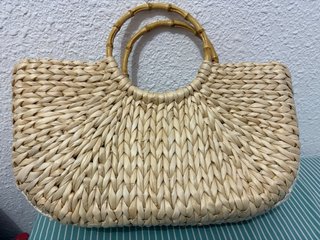 Bolso de paja con flores blancas