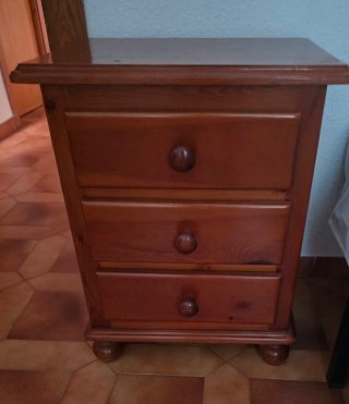Mesita de noche de madera