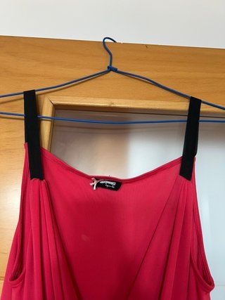Vestido rojo con detalles negros