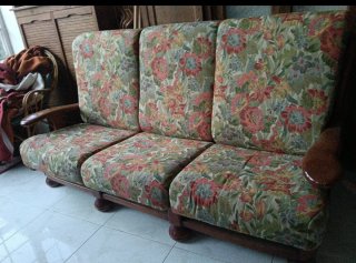 Sofá antiguo de madera y tela floral