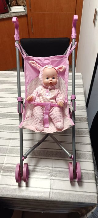 Carrito de muñecas rosa con muñeca