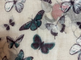 Pañuelo elegante estampado mariposas