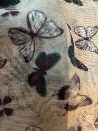Pañuelo elegante estampado mariposas