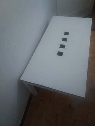 Mesa de centro blanca con detalles negros