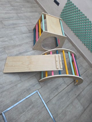 Cubo de escalada y rampa para niños
