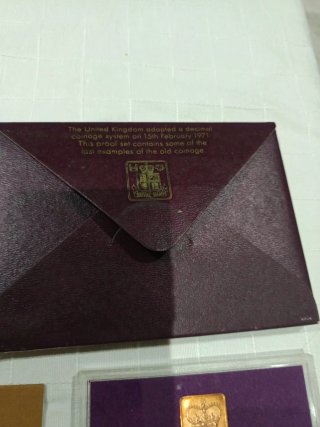 Estuche de monedas con sello