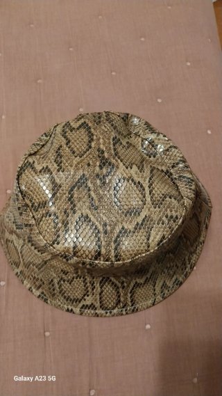 Sombrero estampado piel de serpiente