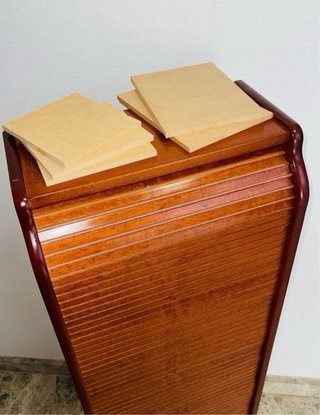 Mueble de madera con persiana