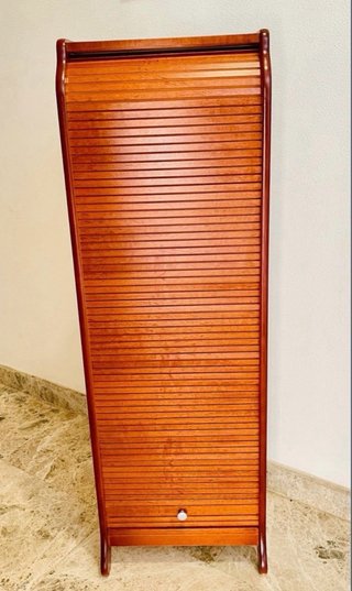 Mueble de madera con persiana
