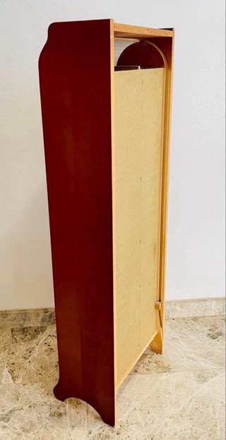 Mueble de madera con persiana