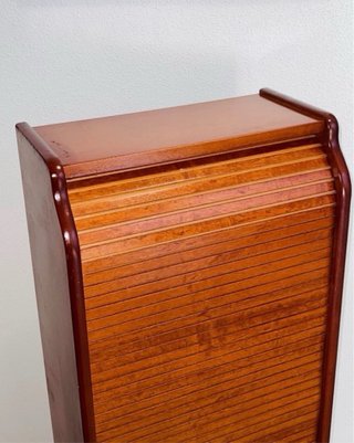 Mueble de madera con persiana