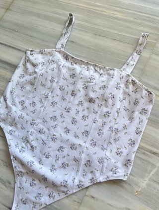 Body floral tirantes H&M blanco y morado