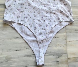 Body floral tirantes H&M blanco y morado