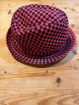 Sombrero de cuadros rosa y negro