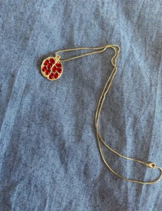 Elegante Collar con colgante de granada dorado
