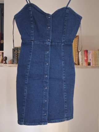 Vestido vaquero ajustado con botones