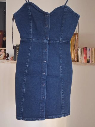 Vestido vaquero ajustado con botones