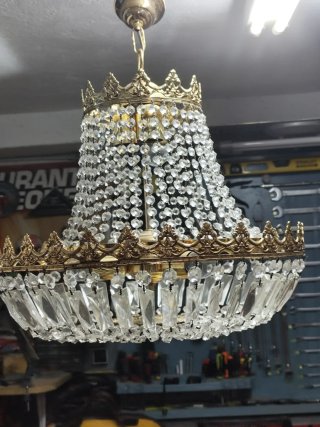 Lámpara de araña de cristal y metal dorado