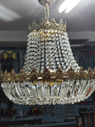 Lámpara de araña de cristal y metal dorado