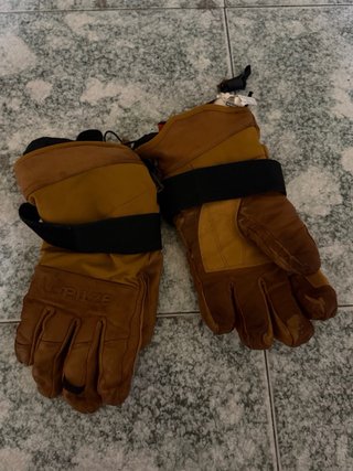 Pack esquí/snow:2gafas,casco,guantes y espaldera