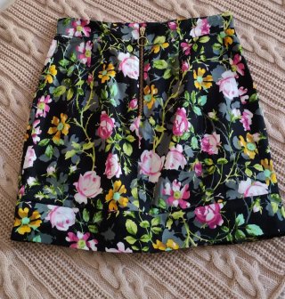 Falda mini floral negra