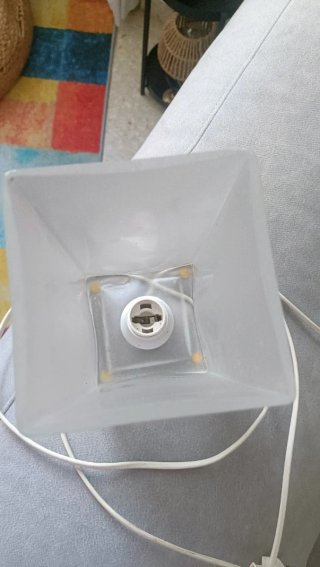 Lámpara de mesa moderna