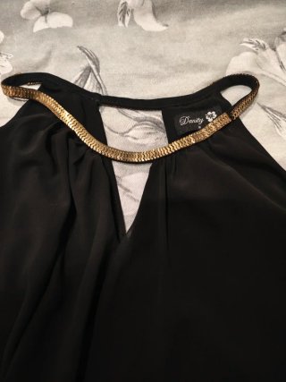 Vestido fiesta negro con detalles dorados
