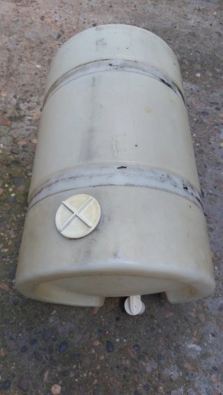 Depósito agua con grifo