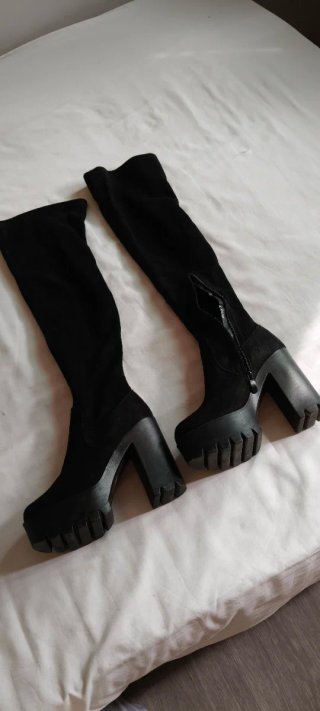 Botas altas de ante negras