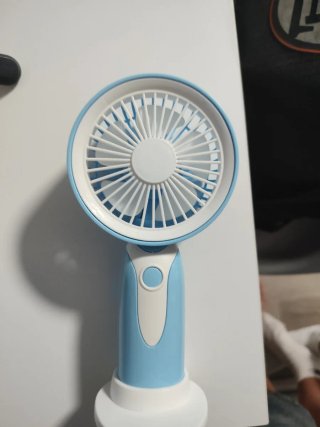Ventilador portátil azul y blanco