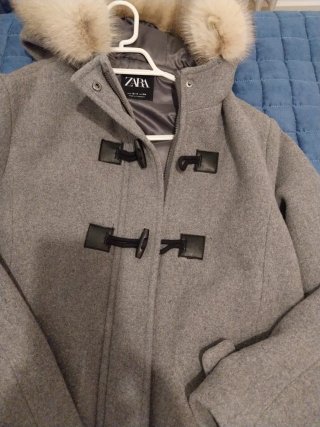 Abrigo Zara gris con capucha y pelo