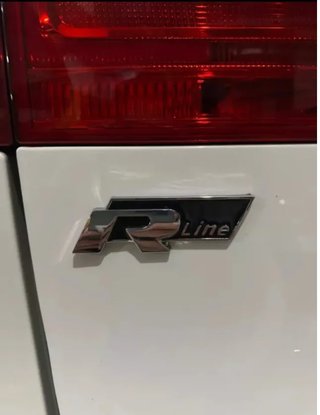 2 Emblemas Metal R-Line Negro Cromado