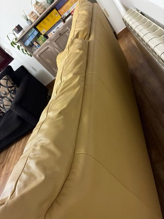Divano in pelle senape 200 cm di lunghezza per 90 cm di profondità