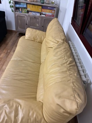 Divano in pelle senape 200 cm di lunghezza per 90 cm di profondità