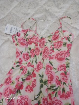 Vestido Zara floral con etiqueta