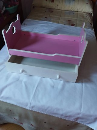 Cuna de muñecas de madera rosa