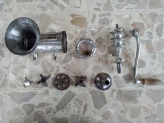 Máquina picadora de carne y embutidora de chorizos