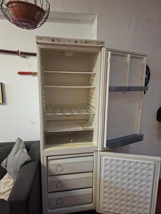 Nevera con congelador blanca