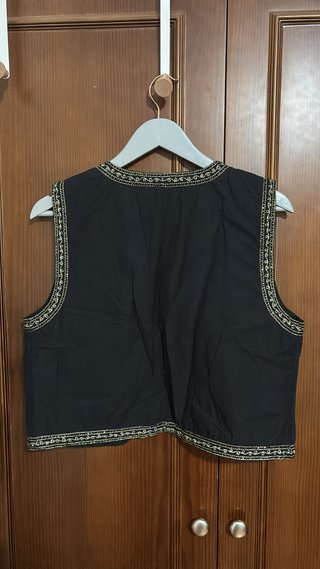 Chaleco Zara bordado negro y dorado Talla M
