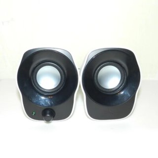 Altavoces Logitech USB Negros y Blancos