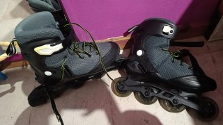 Patines en línea grises y negros