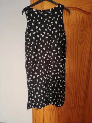 Vestido negro con estampado blanco
