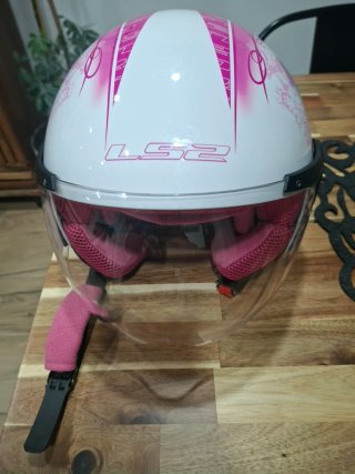 Casco de moto rosa con diseño floral