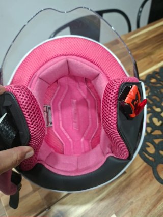 Casco de moto rosa con diseño floral