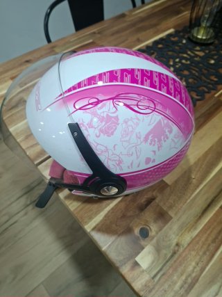 Casco de moto rosa con diseño floral