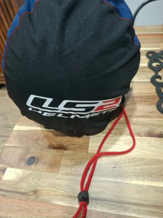 Casco de moto rosa con diseño floral
