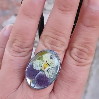 Anillo resina flor pensamiento morado y amarillo